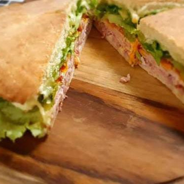 Lombo, bacon, queijo, tomate e alface.