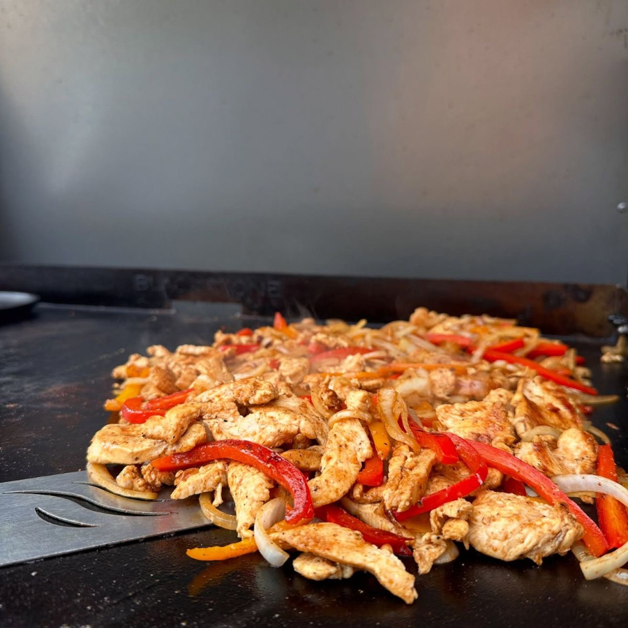 Acompanhamento: Baião de dois, Salada, Tropeiro e Farofa