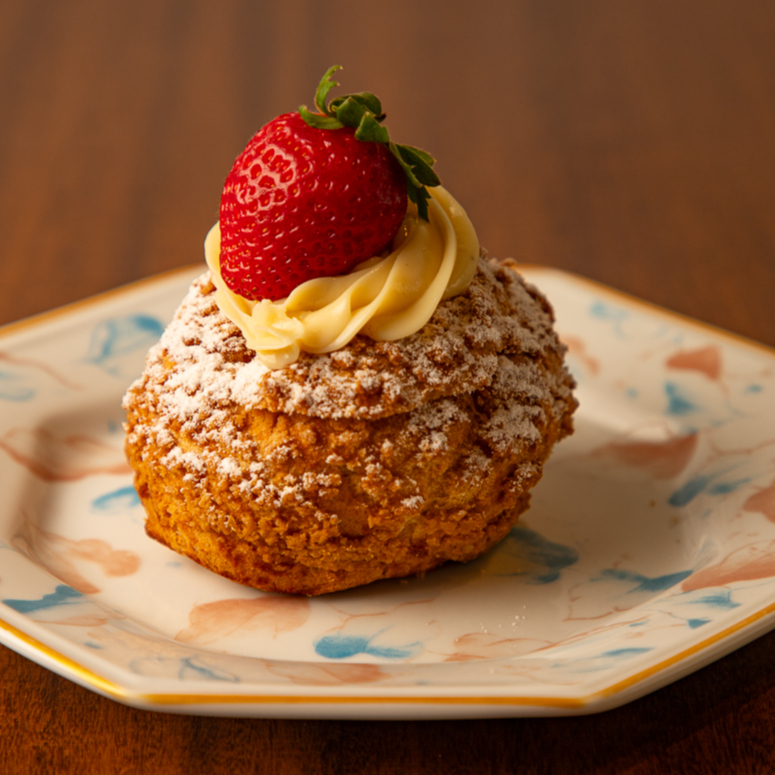 Massa Pata choux recheada com creme patissiere de chocolate e uma deliciosa glaçagem de chocolate belga.