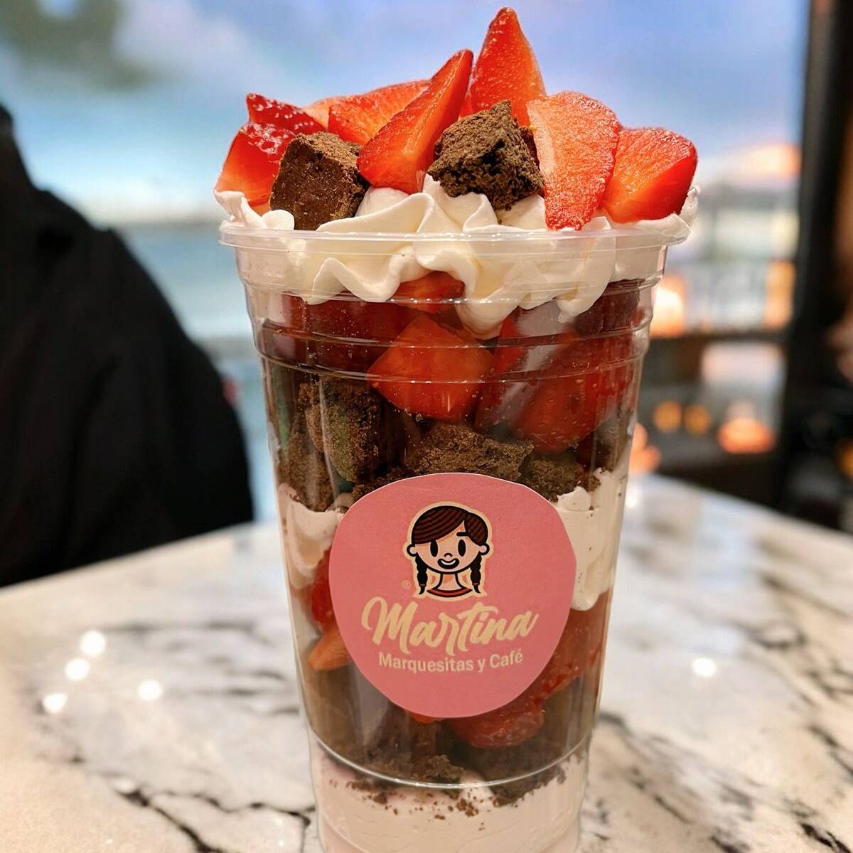 FRESAS CON TROCITOS DE BROWNIE Y CREMA CHICAS