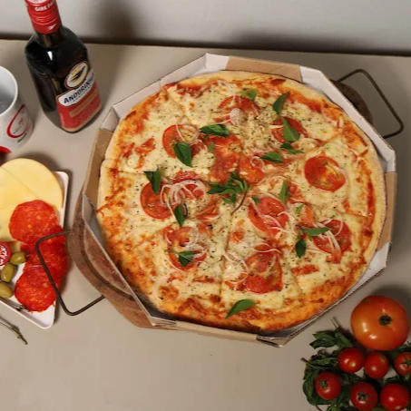 Deliciosa pizza de massa , coberta com molho de tomate fresco, queijo mozzarella derretido e manjericão fresco, perfeita para os amantes de sabores tradicionais.