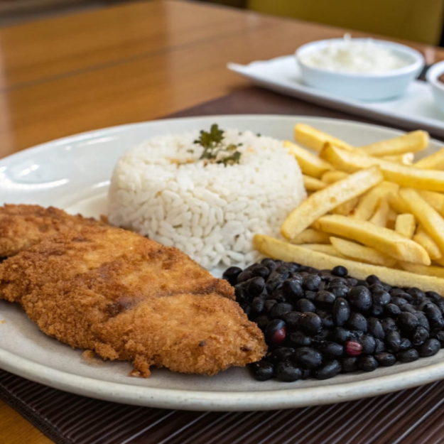 Filé de frango crocante, empanado no ponto certo, suculento por dentro e dourado por fora. Acompanha arroz soltinho, feijão temperado, farofa crocante e macarrão.