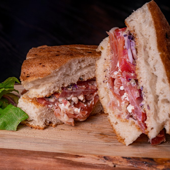 Sándwich Jamón Serrano con Queso de Cabra