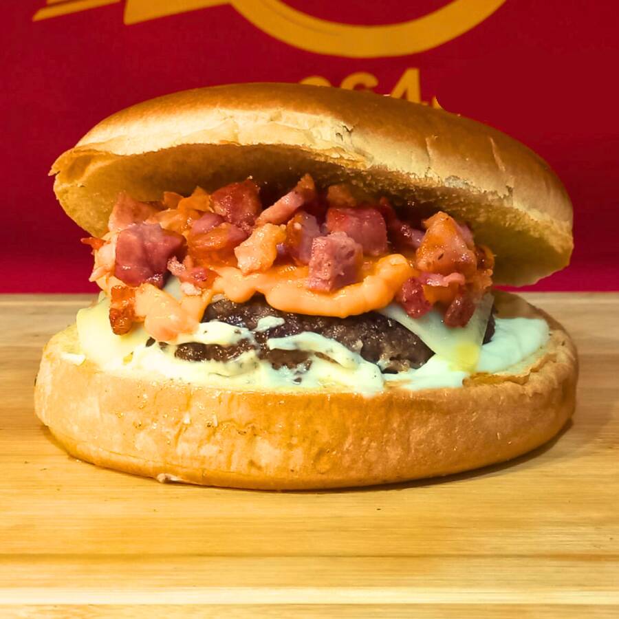 Pão brioche, maionese especial da casa, hamburguer artesanal 180g, cheddar, bacon e mussarela