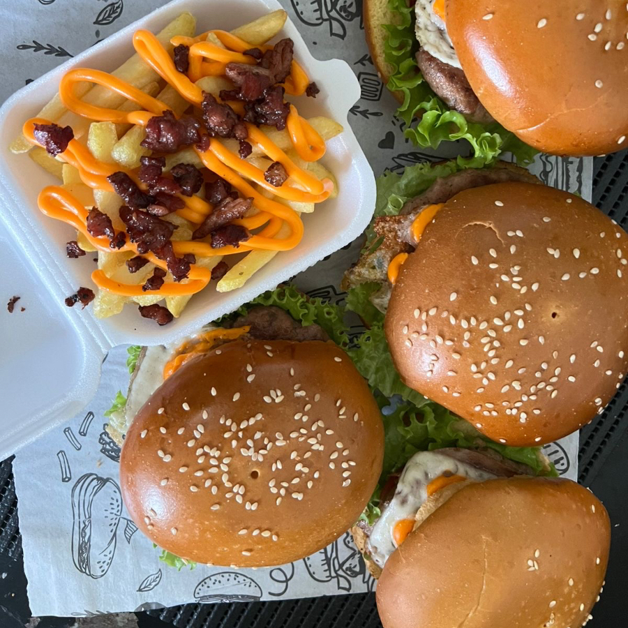 5 Lanche: Pão Brioche, Hambúrguer, Presunto, Mussarela, Cheddar, Alface, Tomate, Ketchup e Maionese + 600g (peso pre frita) Batata Frita, Cheddar e Bacon. Embalado cx Pizza nº40