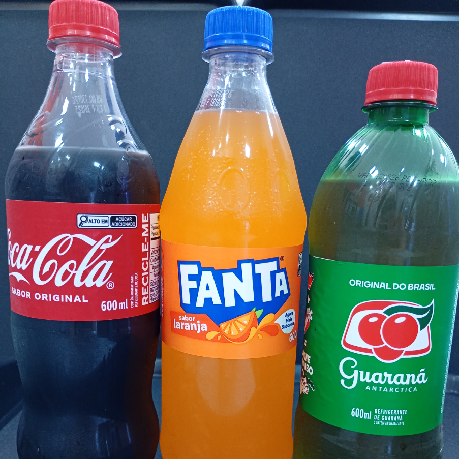 Opte por Coca-Cola, Fanta ou Guaraná em garrafas pets de 600ml, ideais para compartilhar ou para uma sede maior.