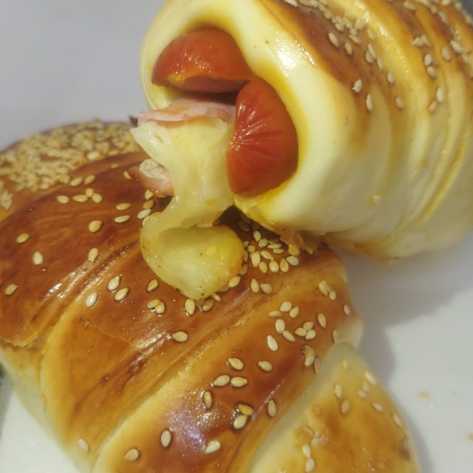Delicioso Croissant de salsicha assado