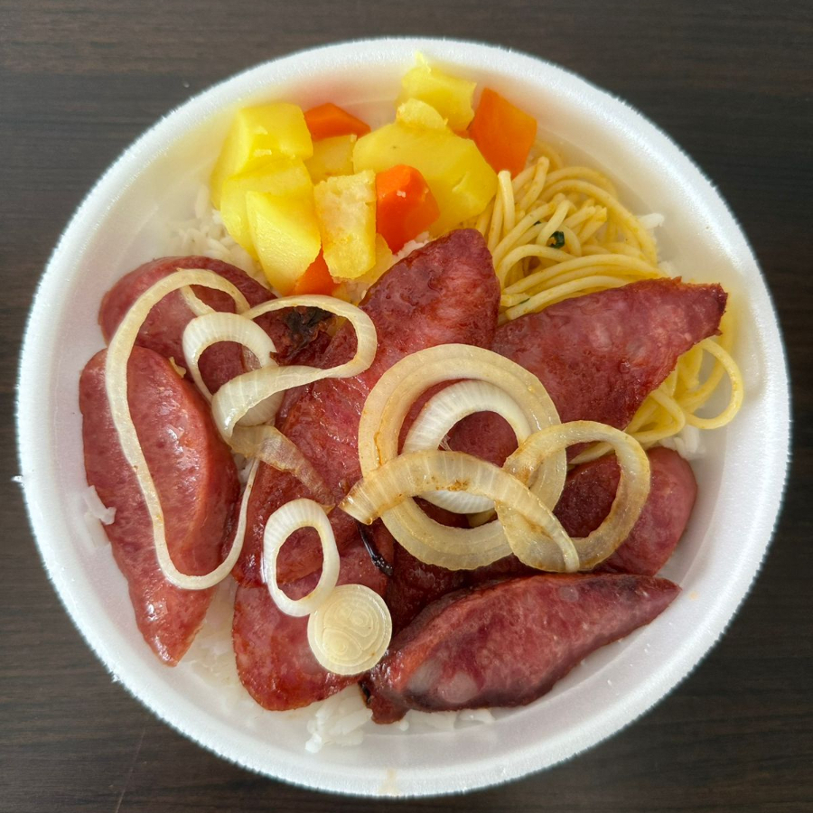 Arroz, feijão, macarrão, salada, refogado de legumes e calabresa na chapa. Comida caseira nordestina!
