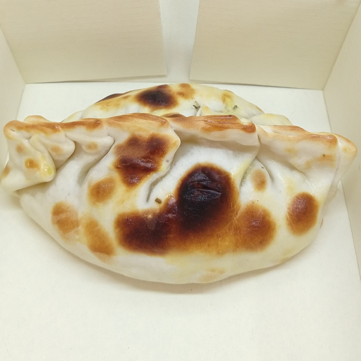 Delicioso recheio composto por: Queijo muçarela,tomate e majericão fresco. Aprox. 155gr. Não é possível alterar ingrediente!