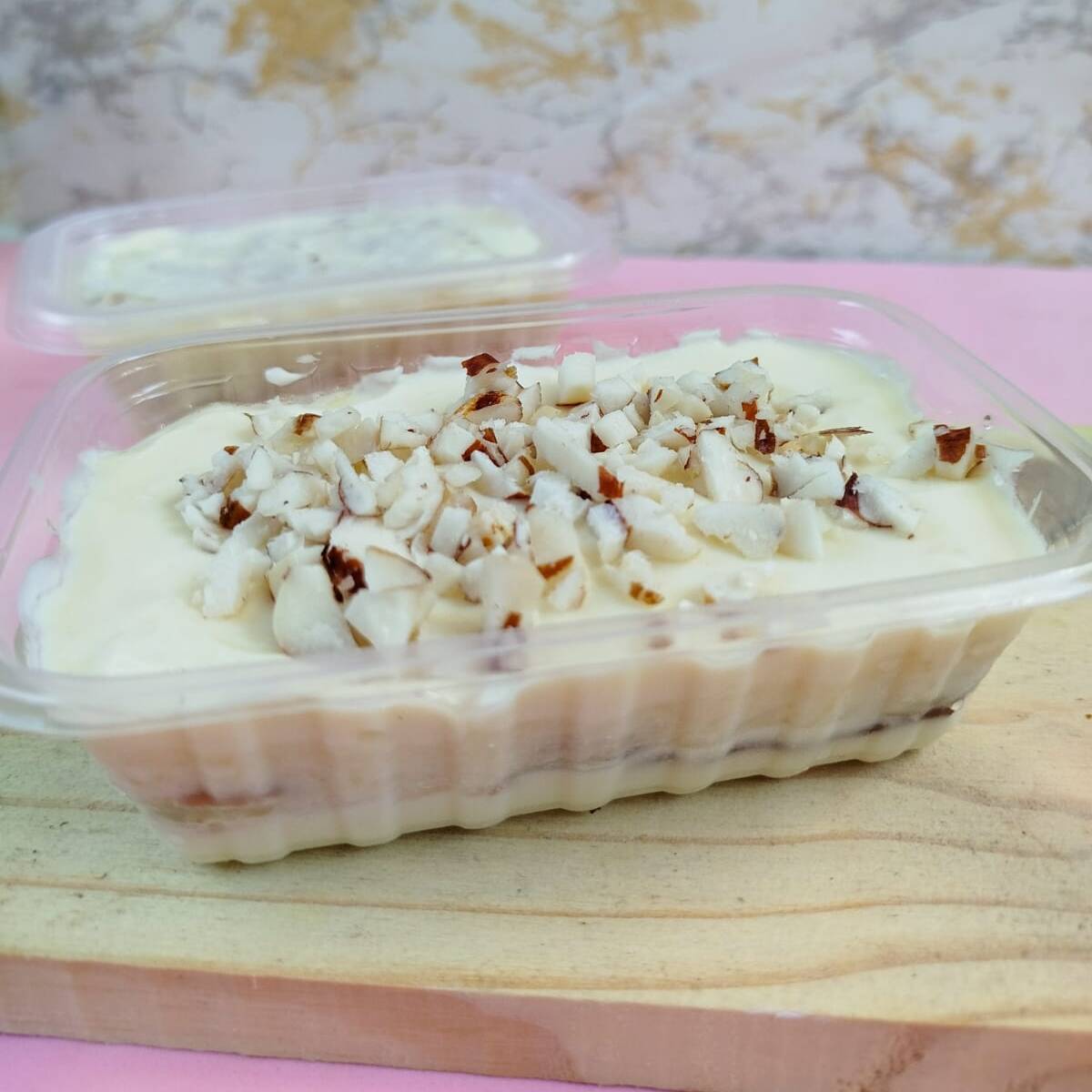 Pavê de Cupuaçu com Castanha-do-ParáCamadas cremosas de cupuaçu com leve toque cítrico, intercaladas com biscoito macio e finalizadas com castanha-do-pará crocante.