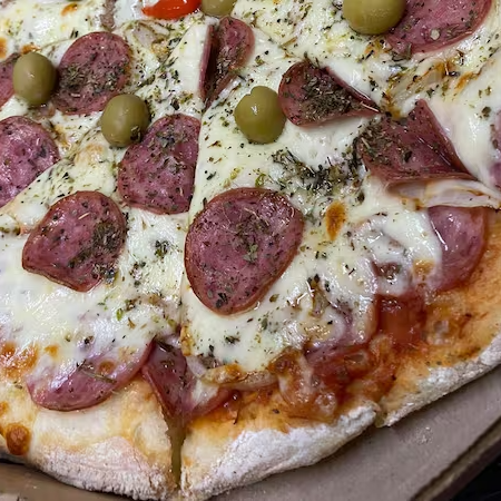Pizza grande 8 pedaços, massa tradicional e borda tradicional, Molho saboroso, mussarela derretida, deliciosa calabresa e cebola