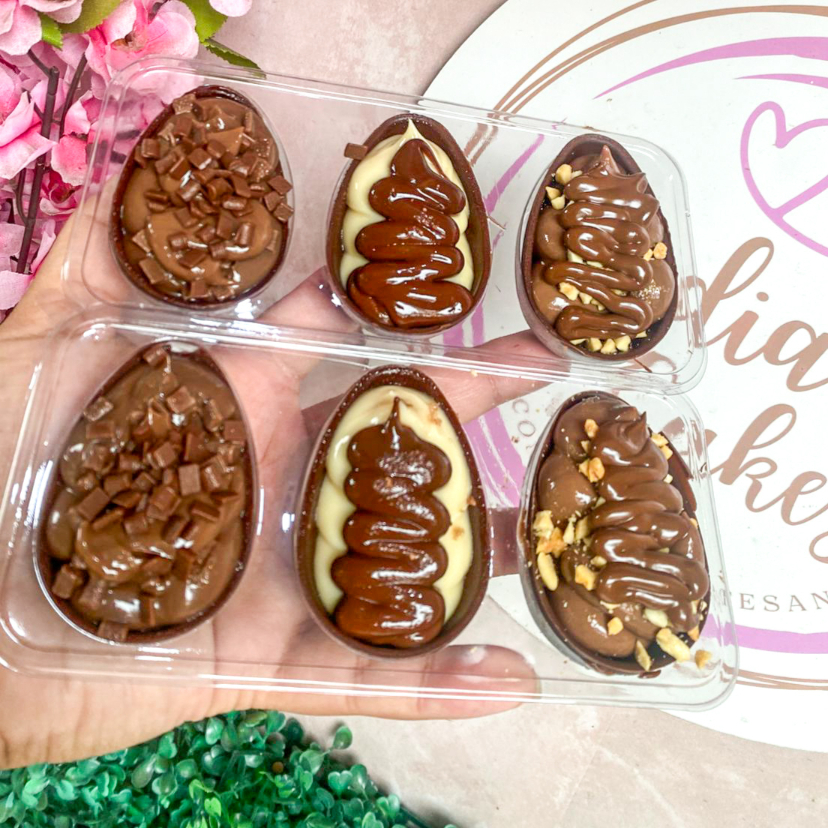 3 mini ovos 50 gramas cada para você se deliciar, um bem chocolatudo, um de Ninho com Nutella e o outro finalizando Ferrero Rocher. Páscoa chegando e você não pode ficar de fora