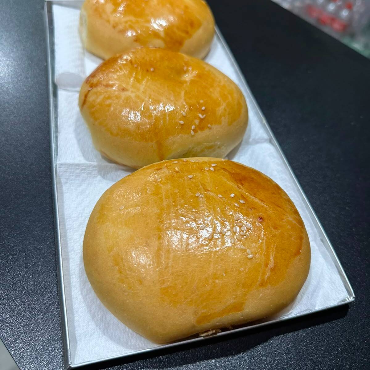 Massa leve e macia, recheado com bife de hamburguer e cheddar.