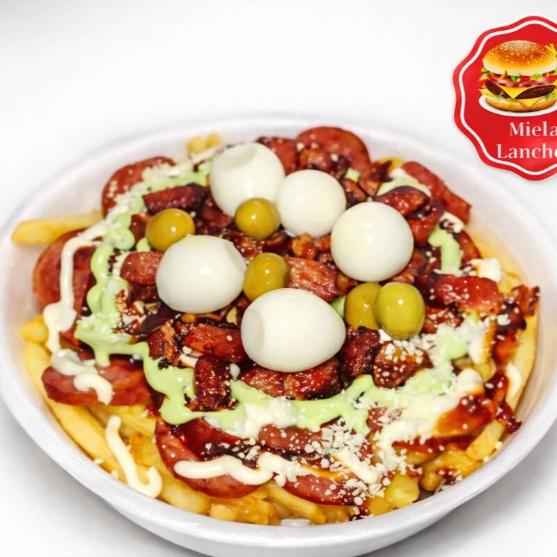 Batata frita , bacon , calabresa , ovo de codorna , azeitona , queijo ralado , e molhos .