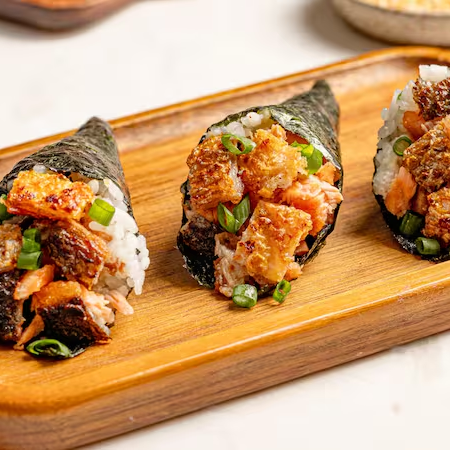 Temaki com cream cheese de sabor suave e cremoso, finalizamos com um toque de cebolinha. Uma combinação perfeita de sabores que vai te surpreender a cada mordida.