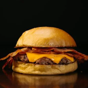 Hambúrguer, Bacon e Queijo.