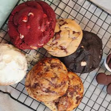 Tenha a experiência Caleg: uma caixa com os 6 cookies do nosso cardápio fixo(1 de cada), trazendo o melhor dos nossos clássicos. Chocolate Chip, Chocolatudo, Red Velvet, Kinder, Pistache, Nutella.