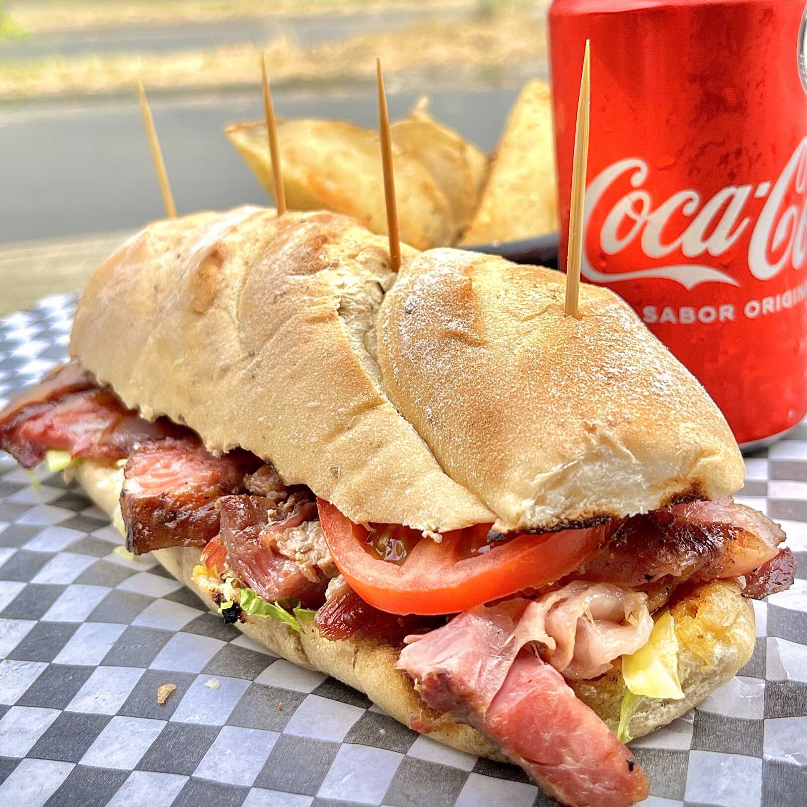 SANDWICH DE COSTILLA+PAPAS+COCA-COLA MINI