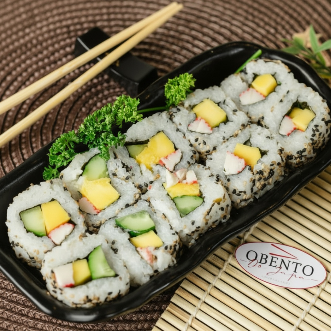 O uramaki de salmão fresco é um tipo de sushi onde o arroz fica na parte externa, envolvendo uma camada de alga nori e o recheio manga, pepino e kani.