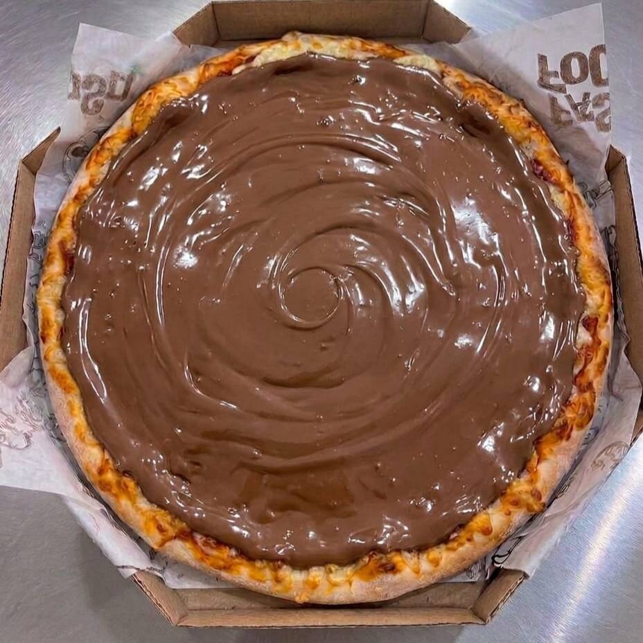 Muito chocolate com avelã cremoso derretido com mussarela sobre massa artesanal. O doce clássico que ninguém resiste.