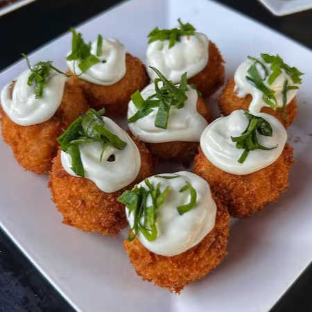 Deliciosos bolinhos de salmão, recheados com salmão, cream cheese e um tempero especial pra deixar ainda mais delicioso.