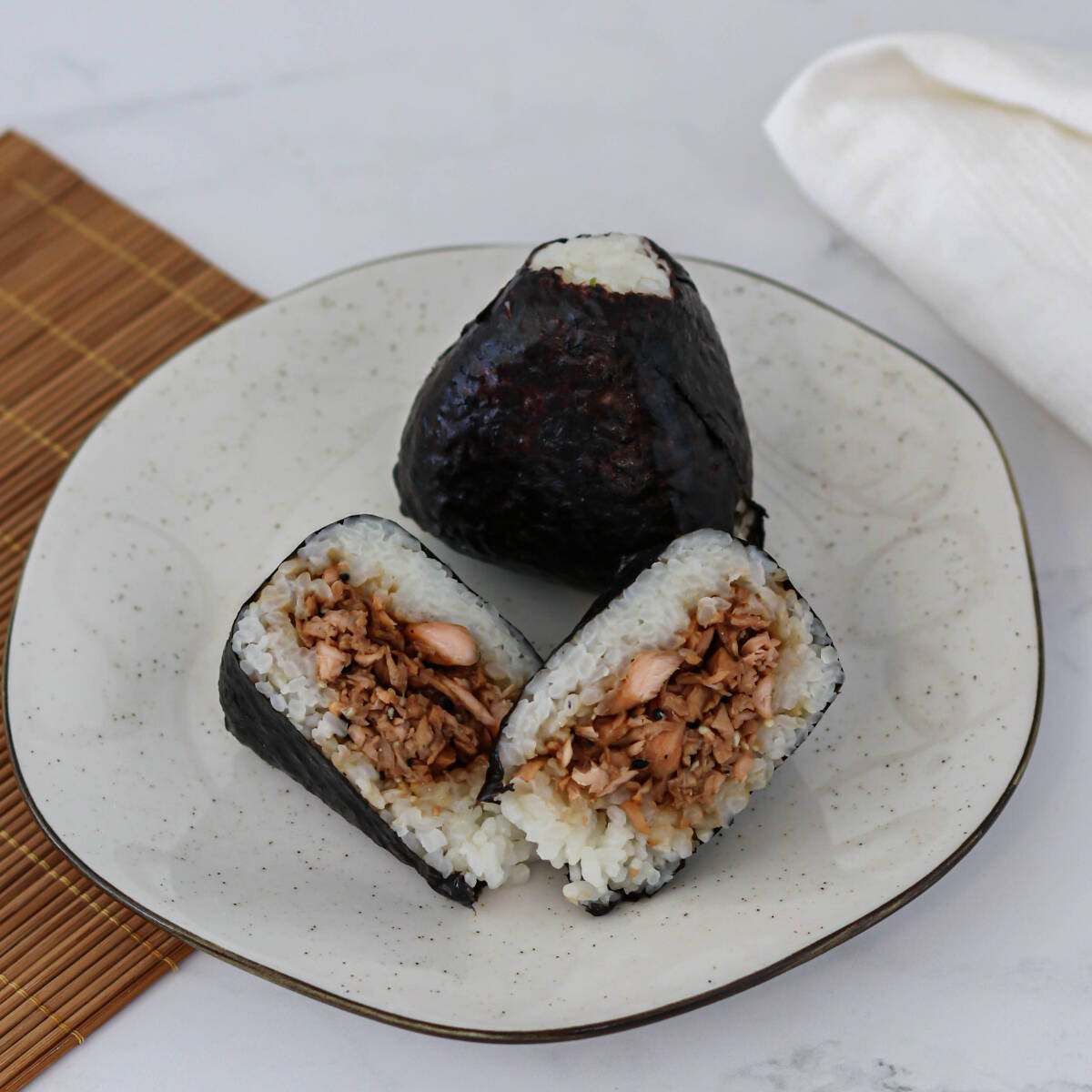 Salmão grelhado, arroz de sushi, tempero furikake, alga nori, teriyaki, misso.