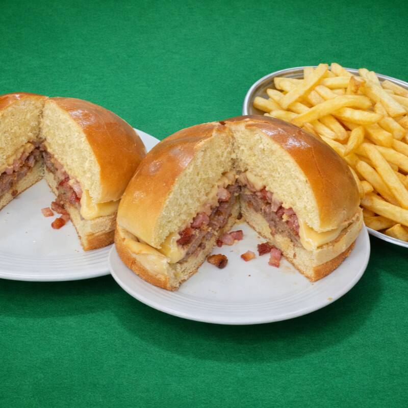 2 X-Bacon Caprichados + Porção Grande De Batatas acompanhado de bastante molho de alho
