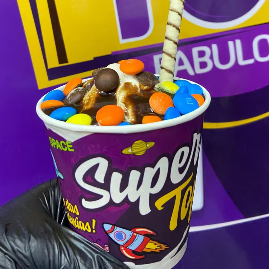 Baunilha, calda da sua preferência, um biscoito biju e M&M. Copo de 300ml