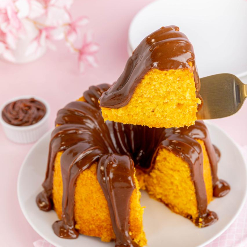 bolo de cenoura artesanal com cobertura de ganache de brigadeiro sercve de 6 a 8 pedaços