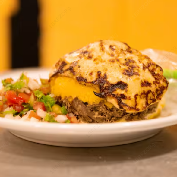 Cuscuz fofinho com carne de sol desfiada, queijo coalho ralado, queijo coalho fatia e vinagrete(sujeito à disponibilidade).