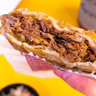 Para quem ama carne de verdade! São 20cm de pura suculência, com um recheio de costela bovina cozida lentamente, desfiada e super macia, coberta com queijo derretido que harmoniza perfeitamente.