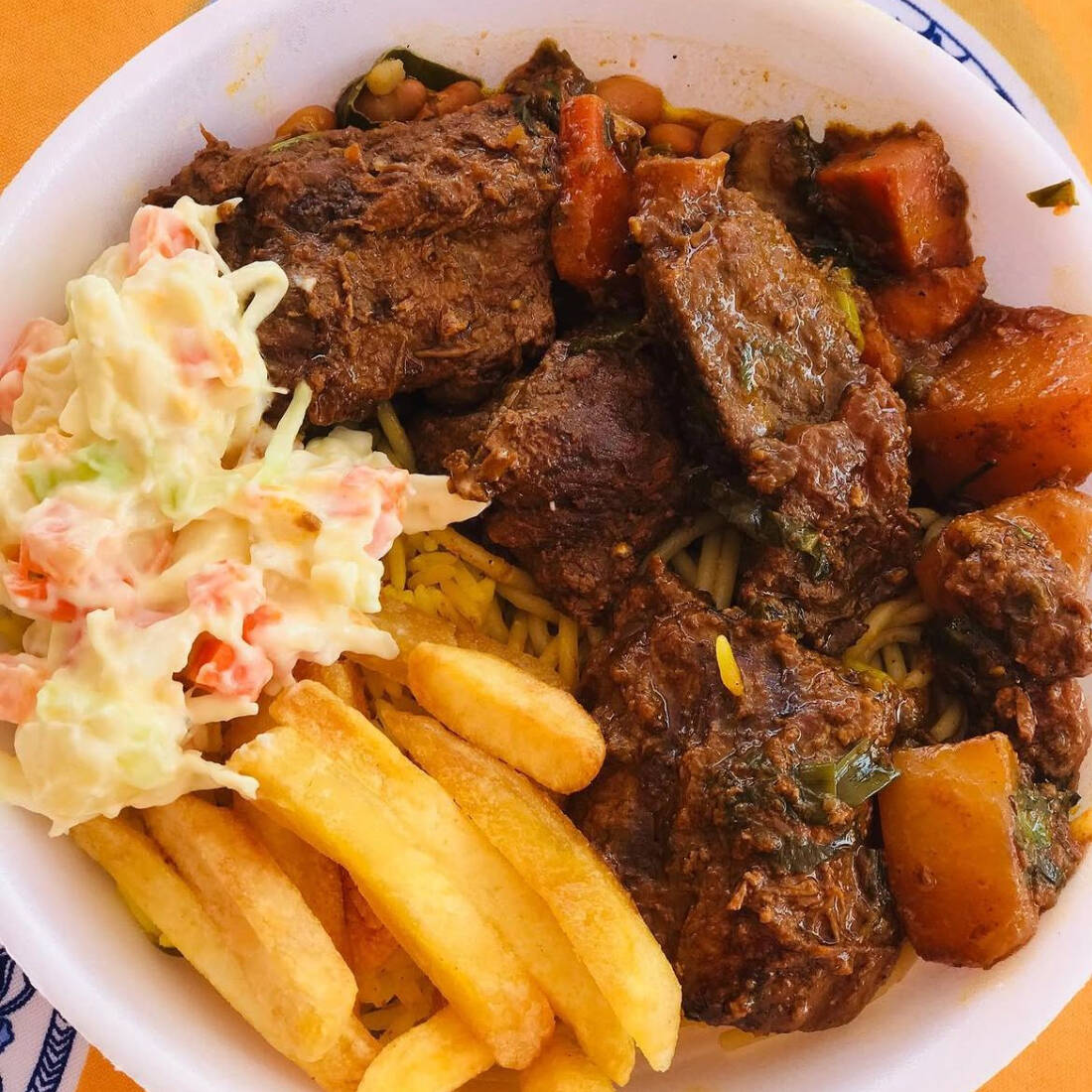 Carne guisada macia e bem temperada, preparada na hora, acompanhada de arroz, feijão, macarrão, salada, farofa e batata frita.