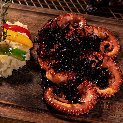Pulpo a las brasas con ajillo y papa martajada