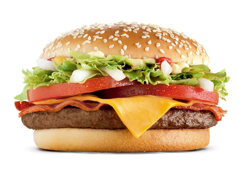 Um hambúrguer (carne 100% bovina), bacon, alface americana, cebola, queijo processado sabor cheddar, tomate, maionese, ketchup, mostarda e pão com gergelim.