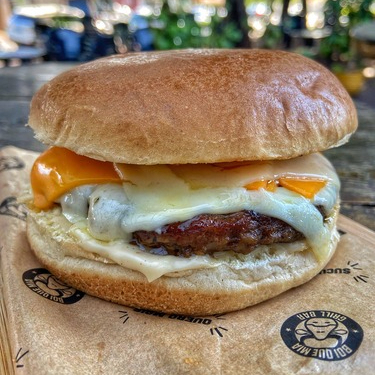 Pão brioche, hambúrguer 140g, mix de queijos cheddar e mussarela e maionese defumada