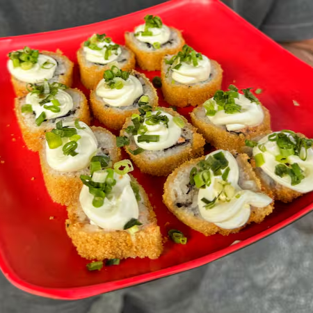 Recheado de salmão Skin, Cream cheese, tare e cebolinha.