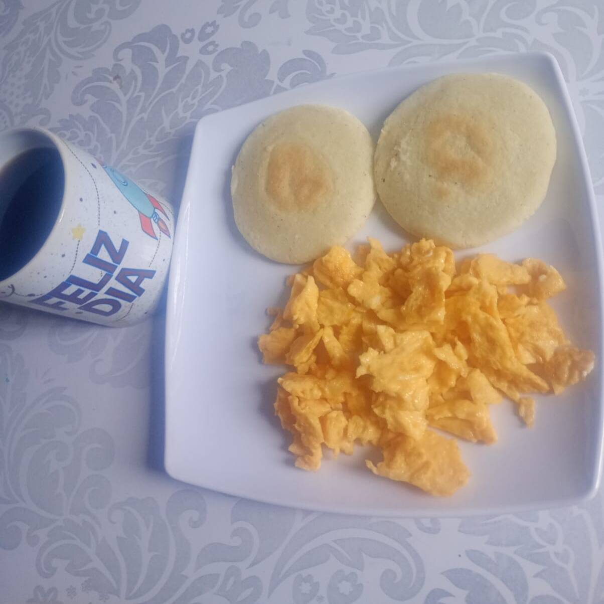 Huevos Revuelto mas Arepa Asada Café con Leche