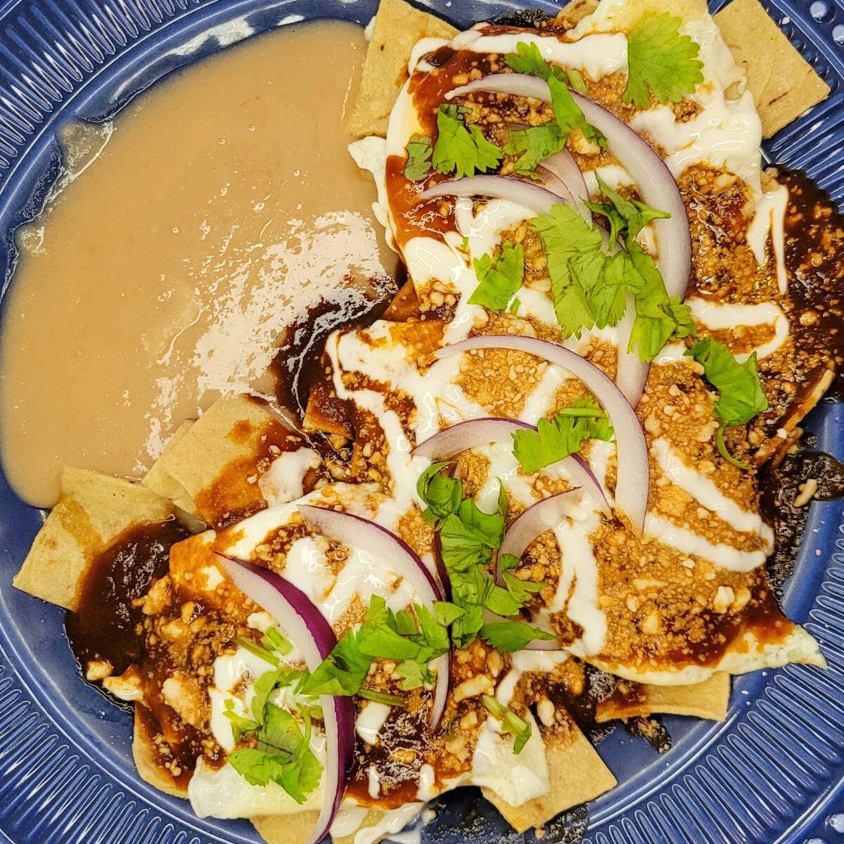 Huevos Estrelldos Bañados en Salsa Colorada