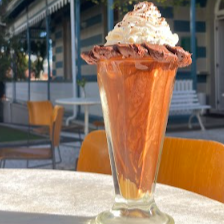 Café gelado com trufa de café e chantilly