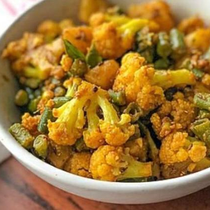 Couve-flor com batatas coradas, refogadas com cebolas e pimenta com grãos de mostarda. Indicação da compra de um pão para acompanhamento