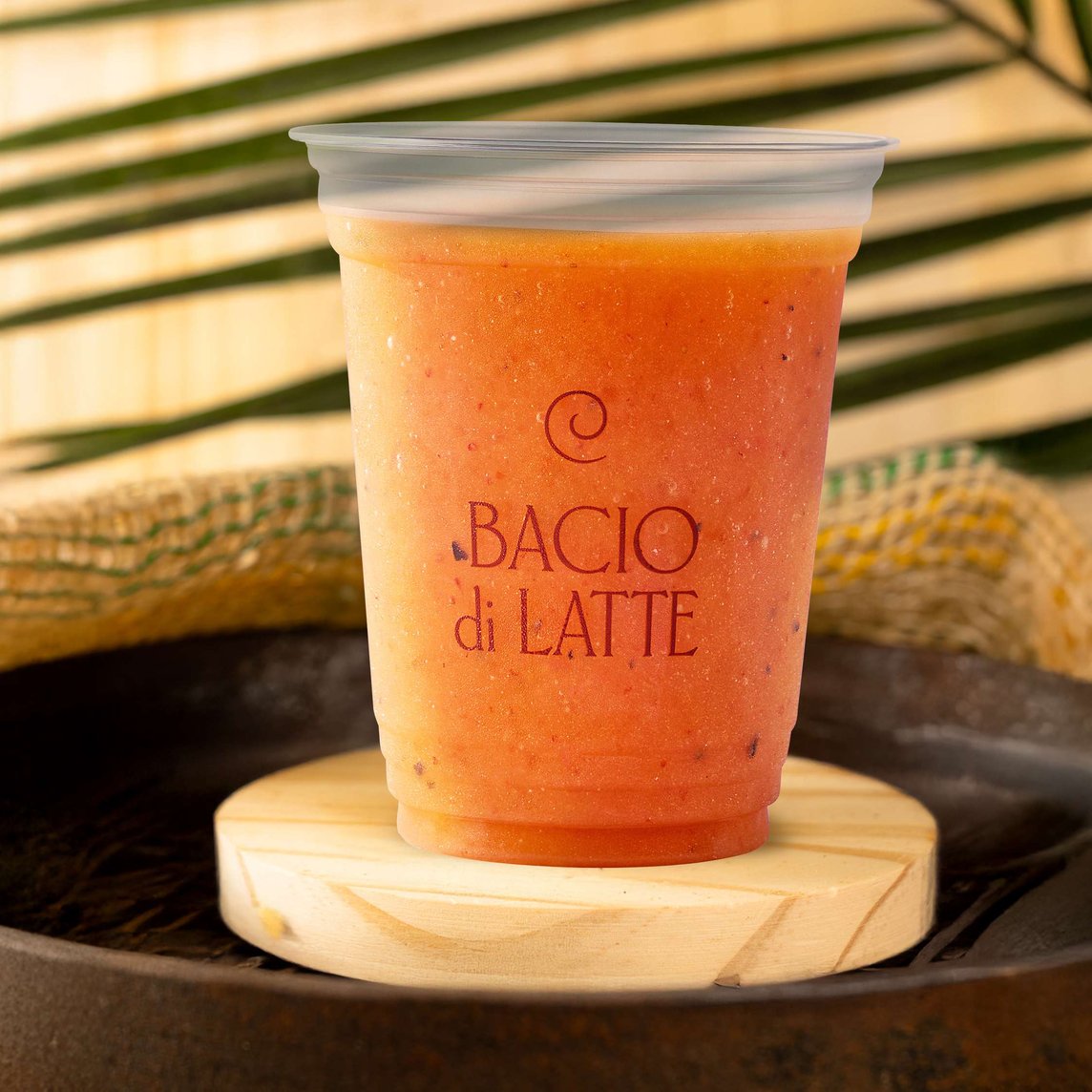 A combinação perfeita do sabor doce dos morangos com o toque cítrico do maracujá, resultando em uma bebida equilibrada e refrescante.