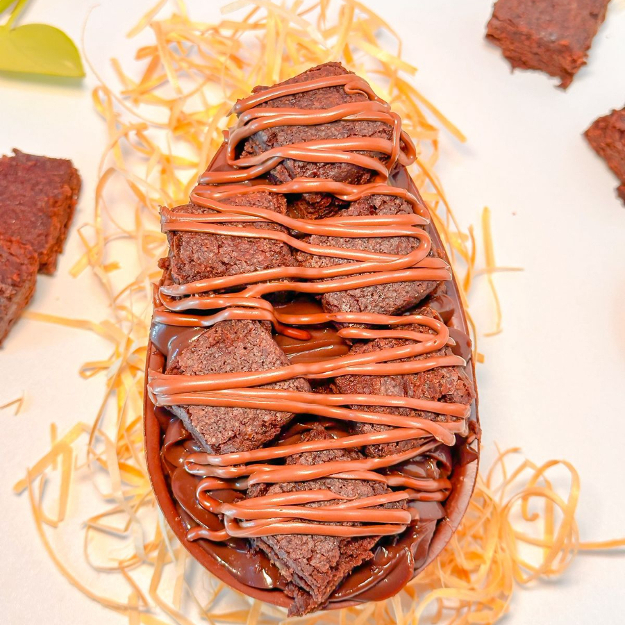 Casca chocolate 40%, recheada com brigadeiro cremoso tradicional, pedaços de brownie e fios de nutella pura *peso final aproximado 350 gramas