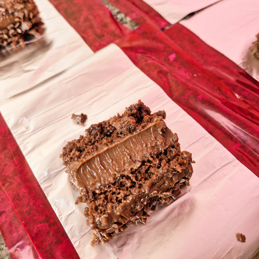 Massa de chocolate 50% bem umida com brigadeiro cremoso e granulado de chocolate puro