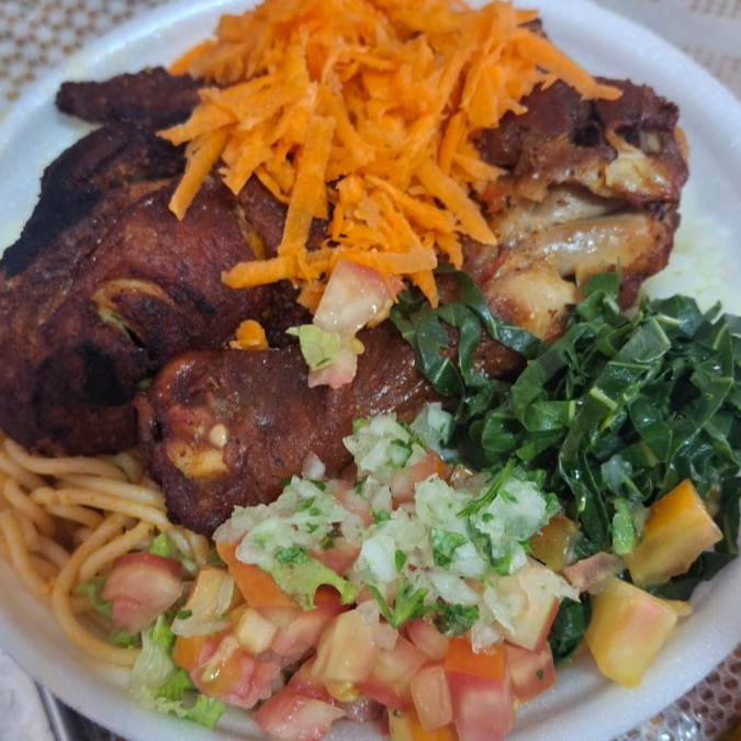 Na nossa marmita de refeição, você pode escolher entre macarrão, arroz, complementos adicionais, uma opção de feijão e a proteína indicada no título. Tudo é selecionado conforme sua preferência, para que sua refeição fique exatamente do jeito que você gosta. #Marmita #almoço #pf #comidacaseira #refeição #comidabrasileira #galinhaassada #galinha