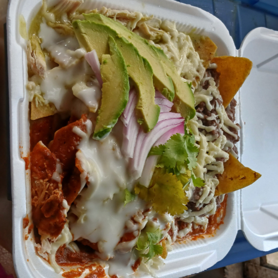 CHILAQUILES DIVORCIADOS ( VERDES/ ROJOS)😋