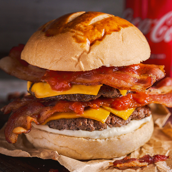 Pão de hambúrguer, dois hambúrguer, maionese, mussarela, bacon