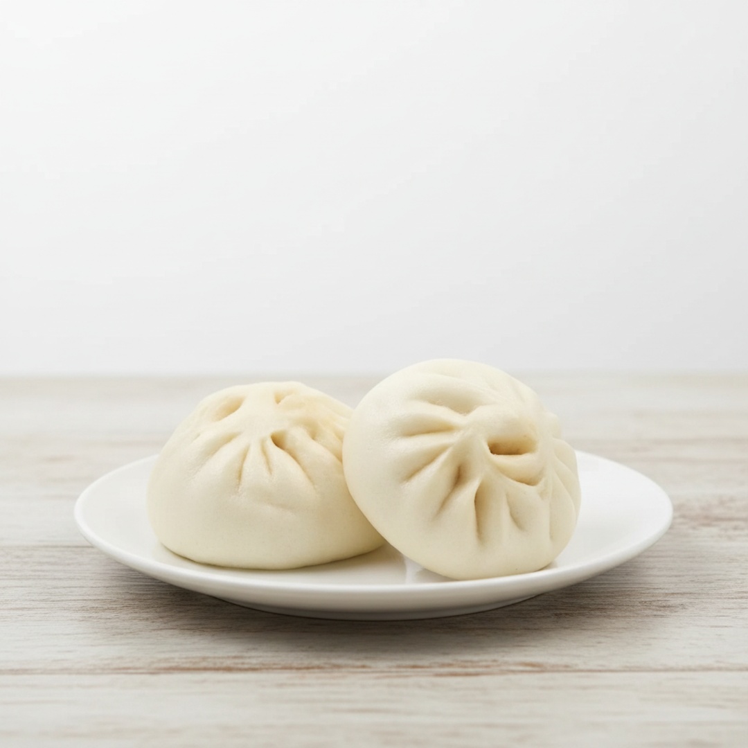 Pão no vapor com recheio suculento de carne suína, uma combinação perfeita de textura e sabor.