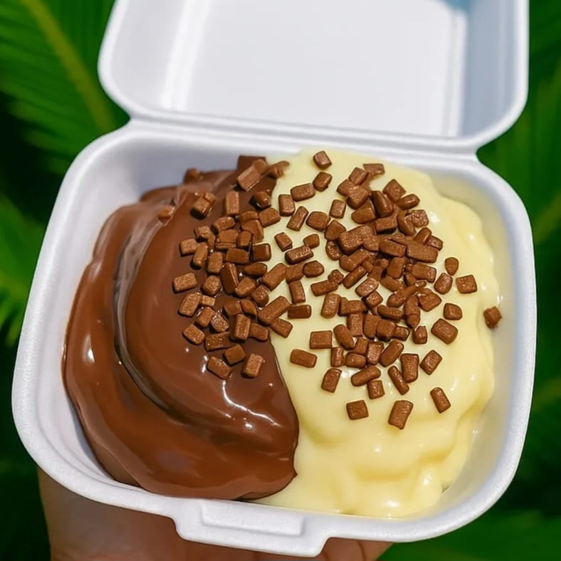 Massa Branca Fofinha, Creme de Chocolate 50%, Creme de Ninho e Granulé Para Finalizar.