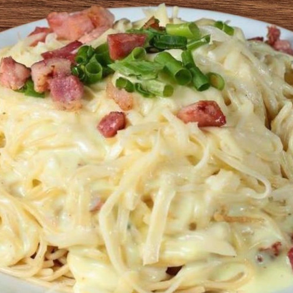 marmita 500 gramas macarrao com queijo ao molho branco com bacon,e macarrao espaguete e cebolinha.