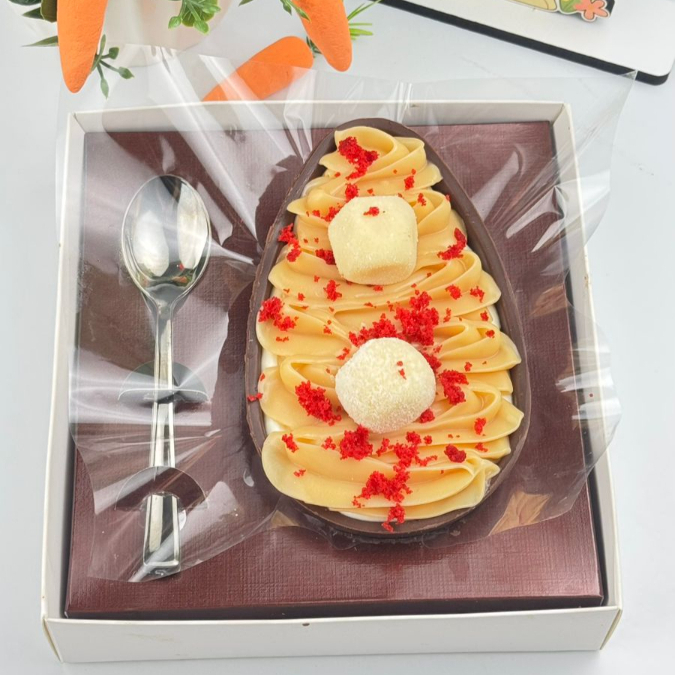 Ovo de colher 250G casca de ovo de chocolate preto com recheio especial do bolo red velvet, massa avermelhada com recheio de ninho e mousse de cream cheese, 2 docinhos de ninho para finalizar. Perfeição